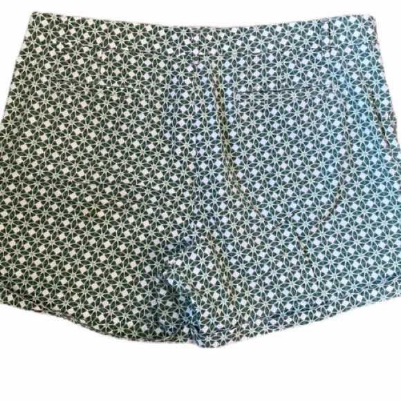 NWT Banana Republic Green Patterned Shorts - Picture 2 of 2